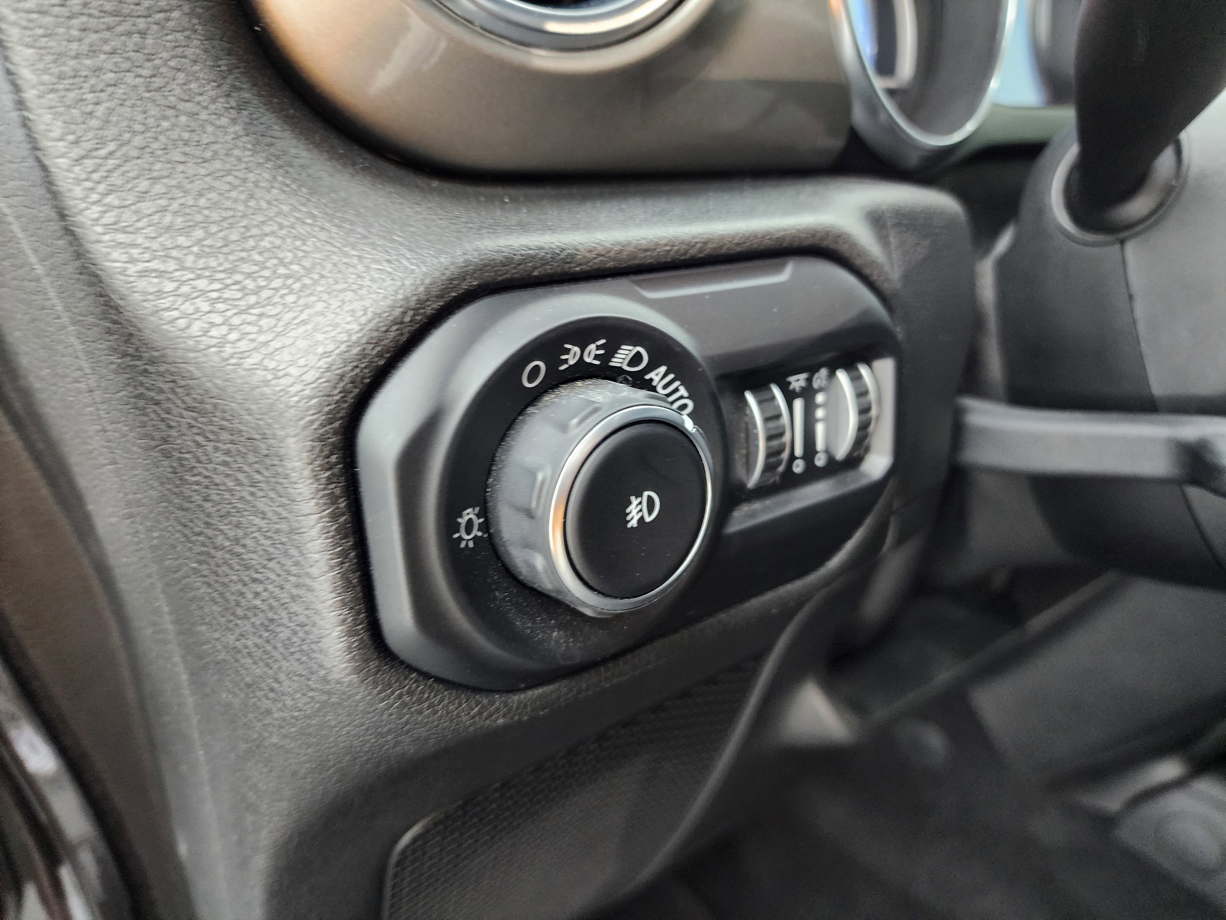 Used 2018 Jeep Wrangler Unlimited Sahara image 35