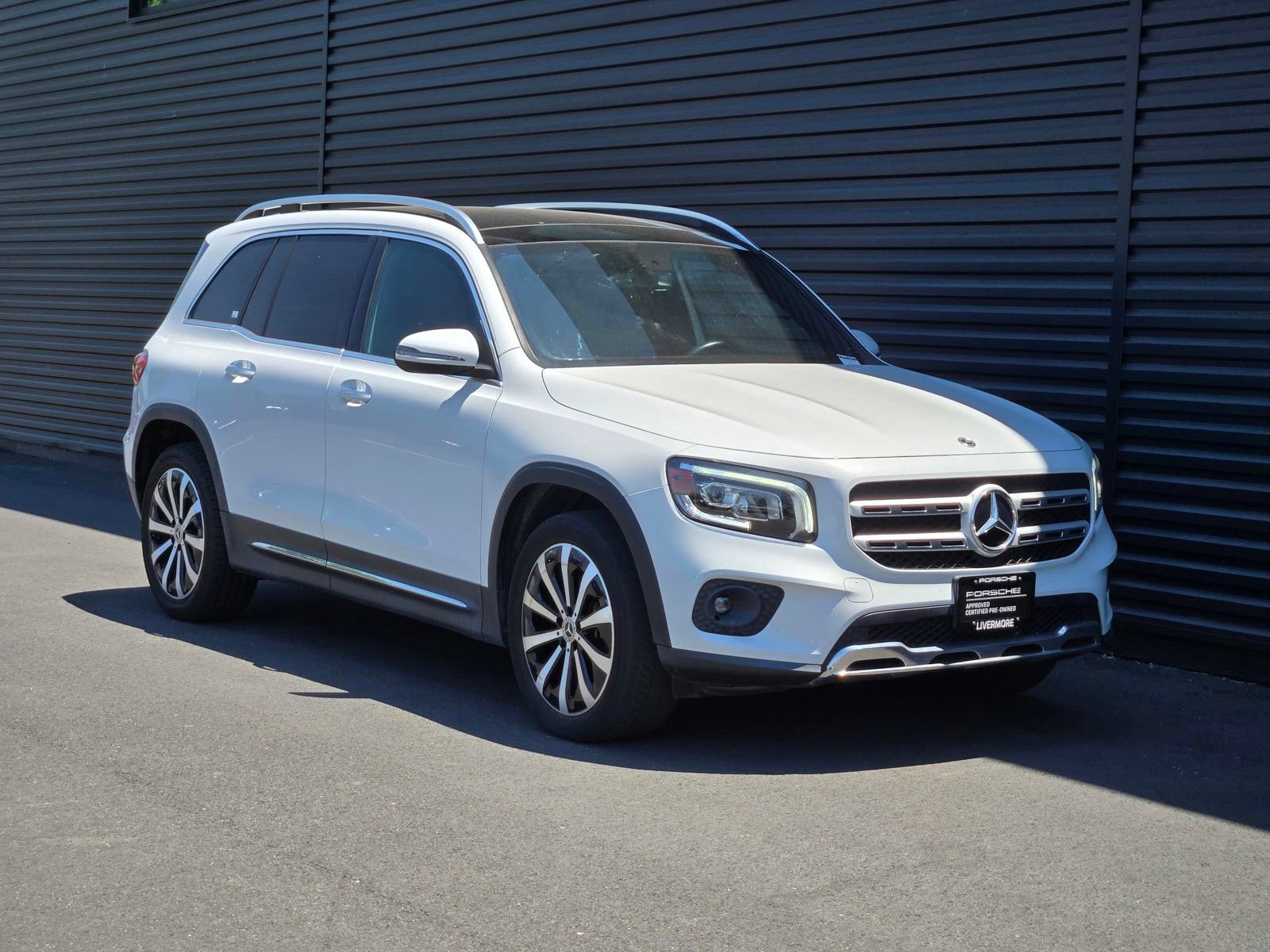 Used 2021 Mercedes-Benz GLB 250 4MATIC w/ Premium Package image 9