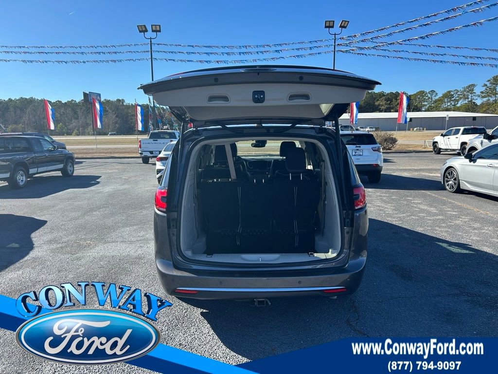Used 2022 Chrysler Pacifica Limited w/ Uconnect Theater Family Group image 8
