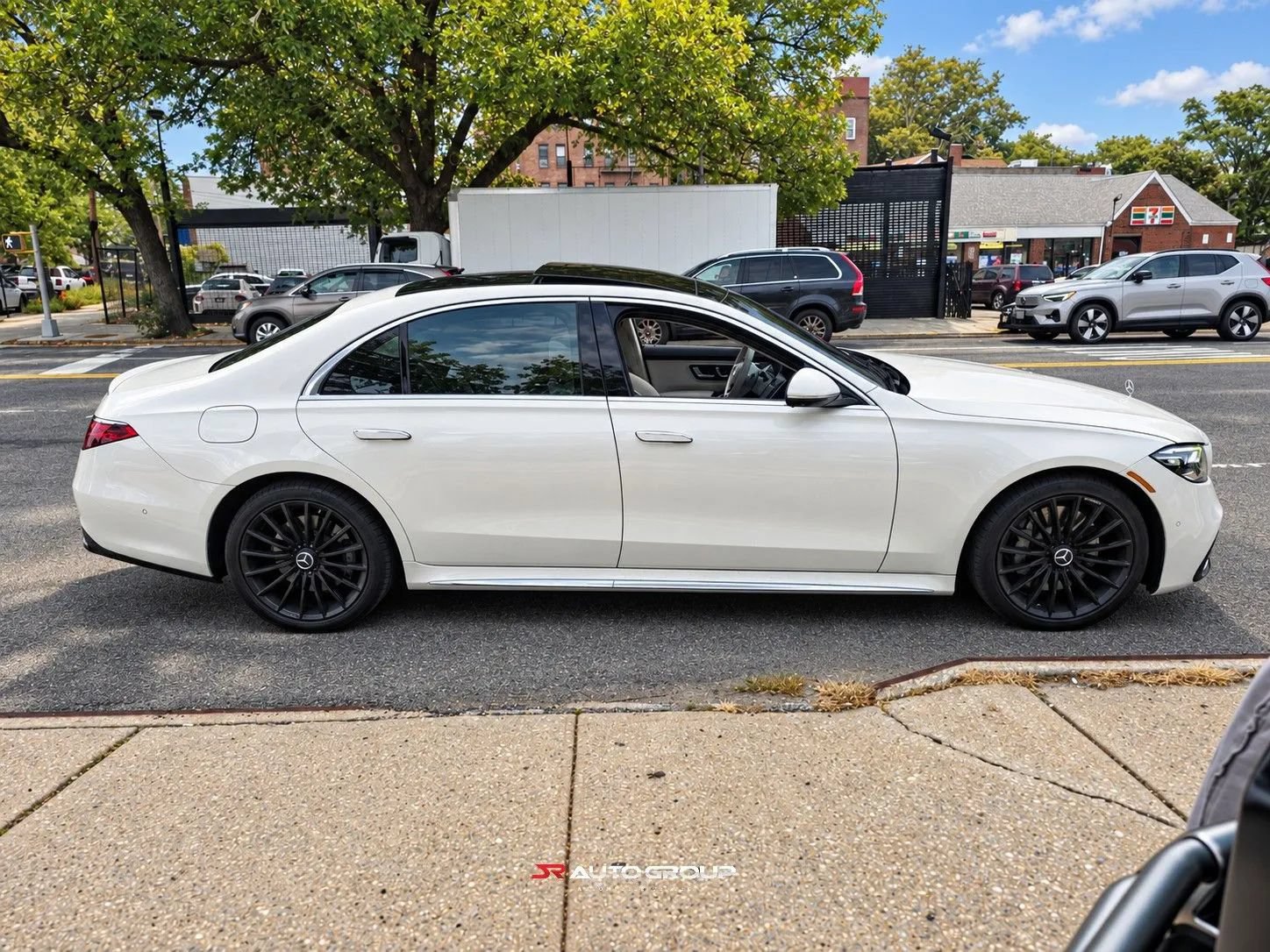 Used 2022 Mercedes-Benz S 500 4MATIC w/ AMG Line Package image 7