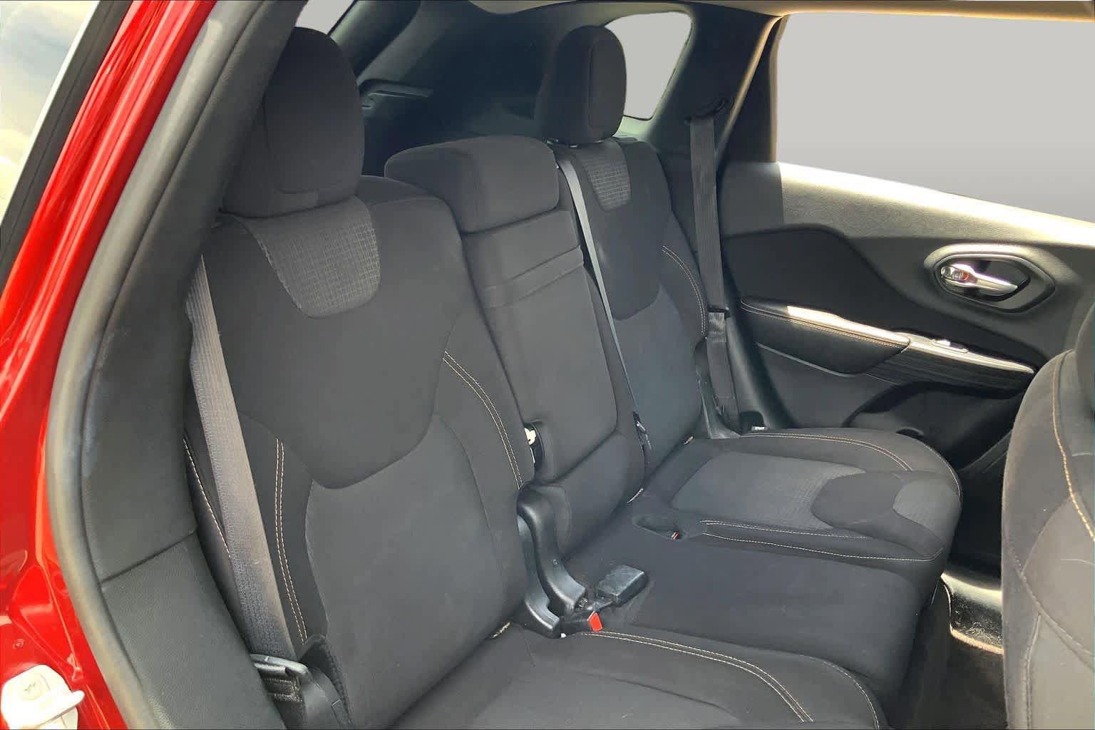 Used 2016 Jeep Cherokee Latitude FWD image 20