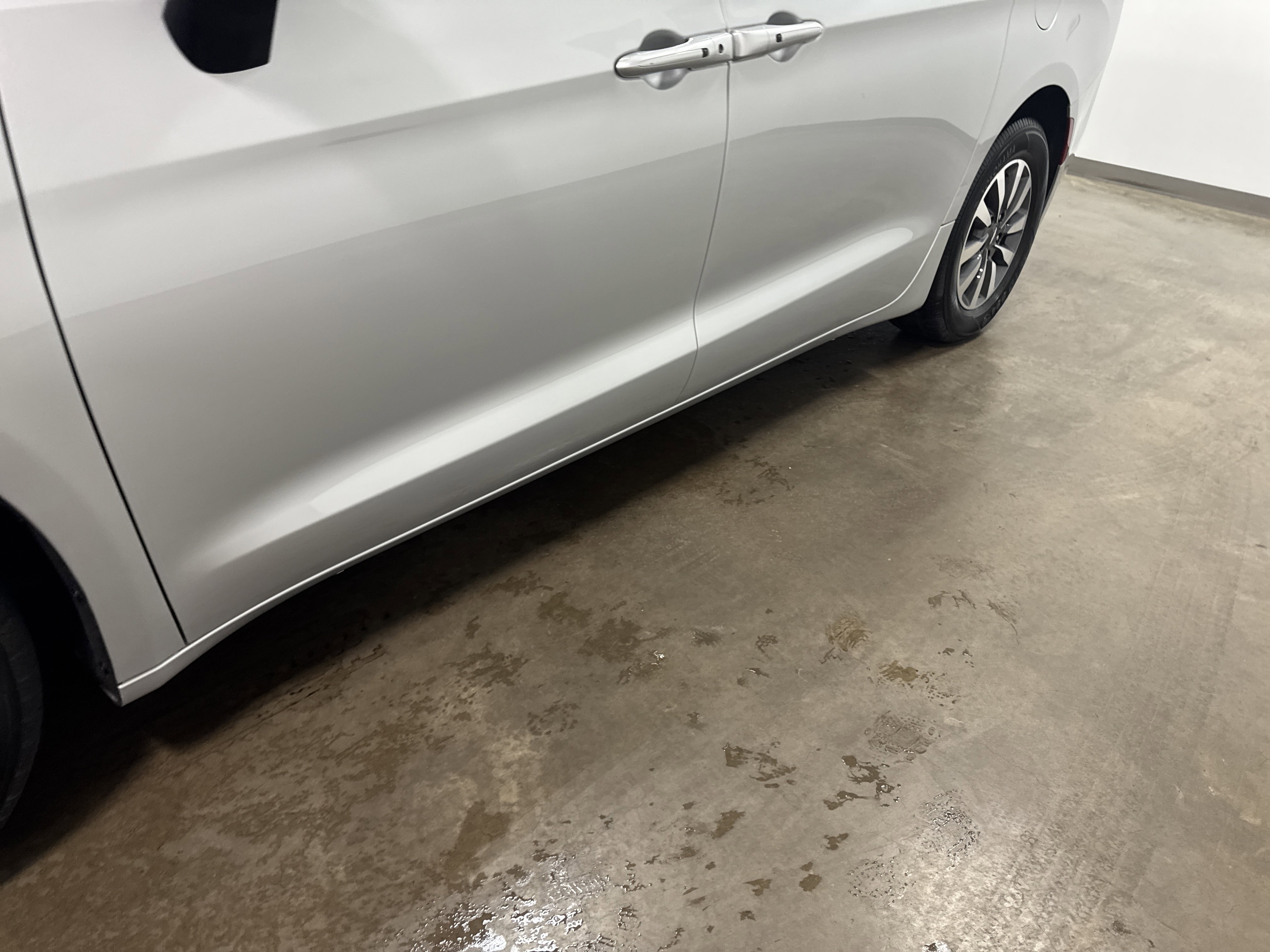 Used 2024 Chrysler Pacifica Select image 10