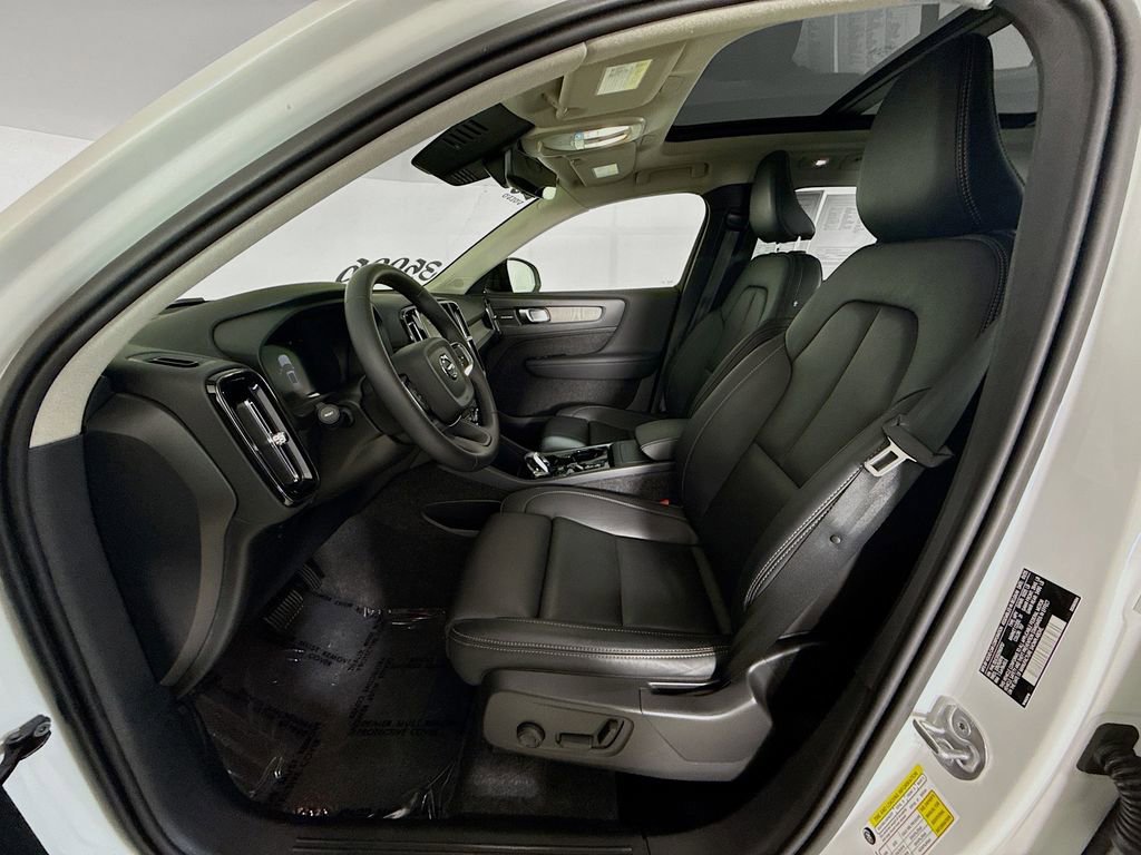 Used 2025 Volvo XC40 B5 Plus image 22