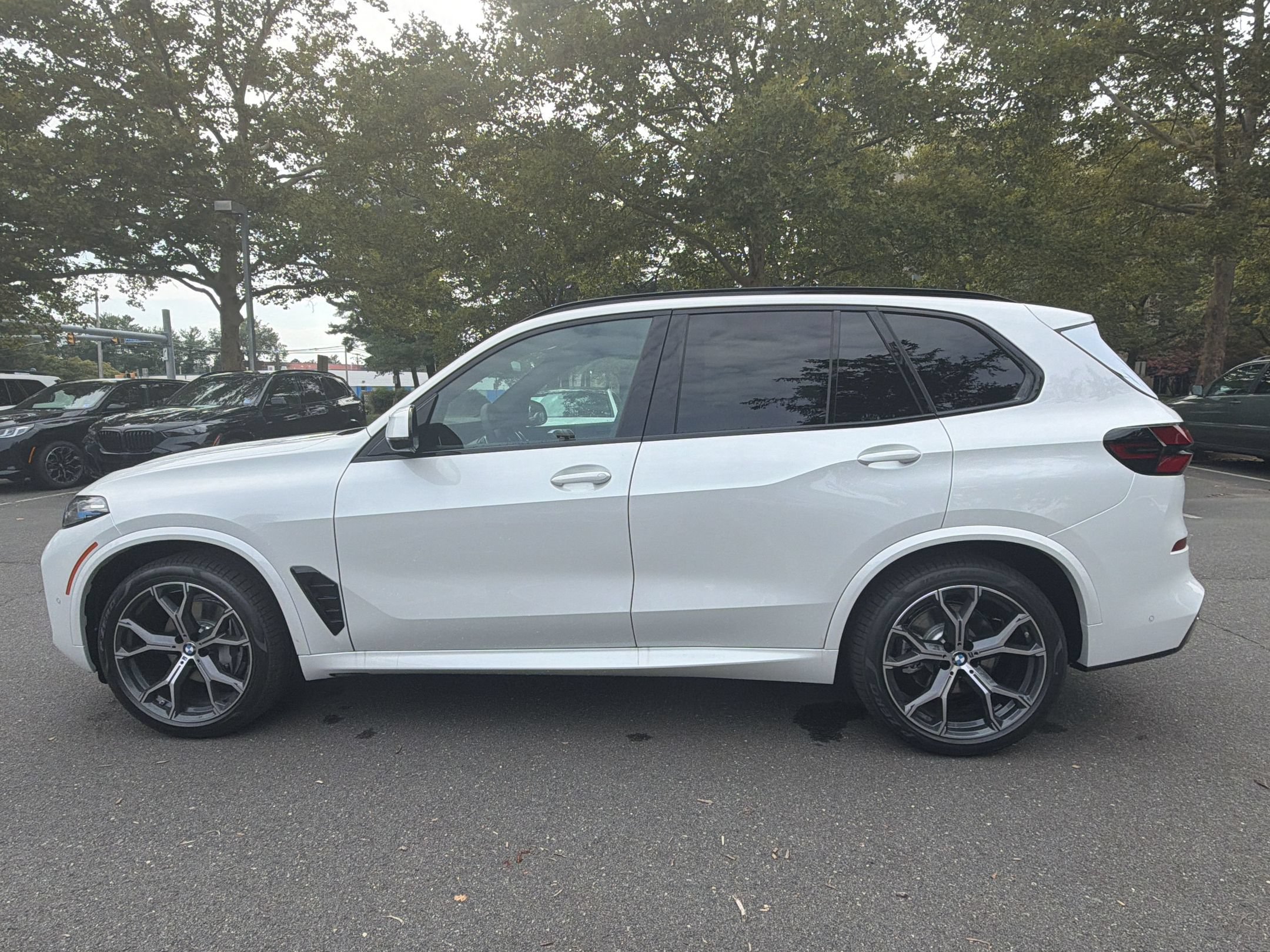 New 2026 BMW X5 xDrive40i w/ M Sport Package AWD/4WD image 2
