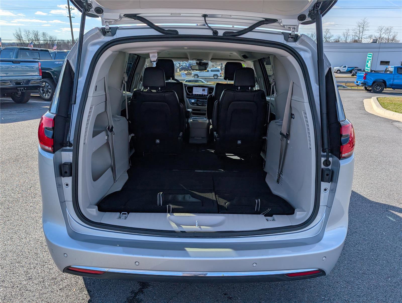 Used 2024 Chrysler Pacifica Touring-L image 12