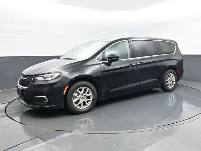 Used 2024 Chrysler Pacifica Touring-L image 2