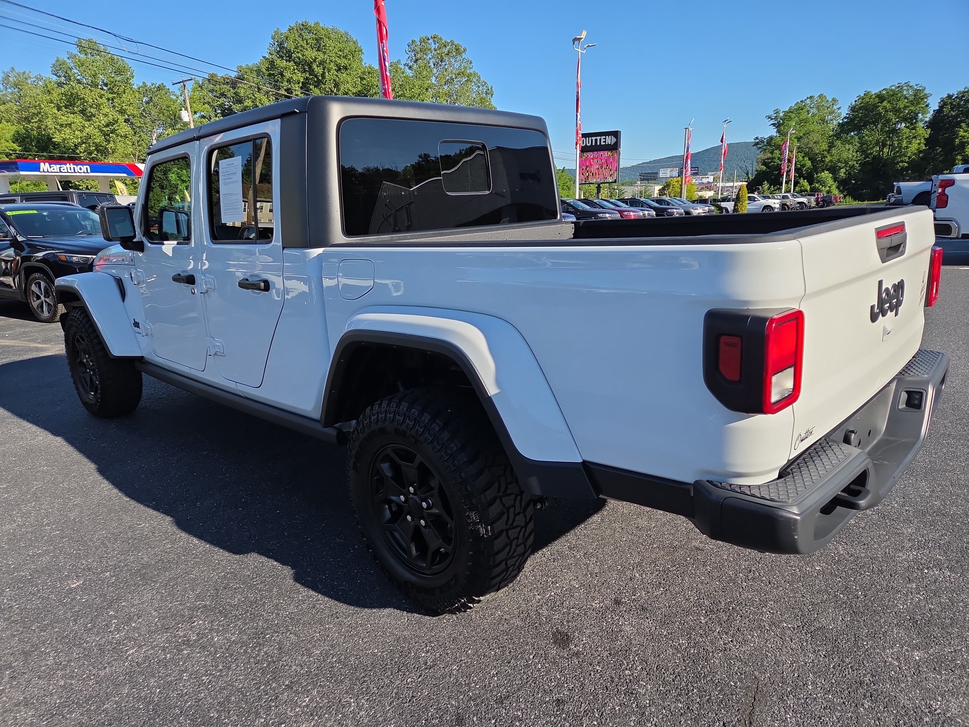 Certified 2022 Jeep Gladiator Overland AWD/4WD image 6