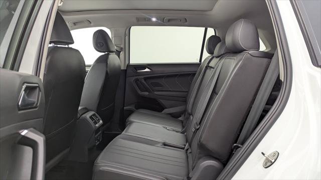 Used 2023 Volkswagen Tiguan SE w/ Panoramic Sunroof Package FWD image 17