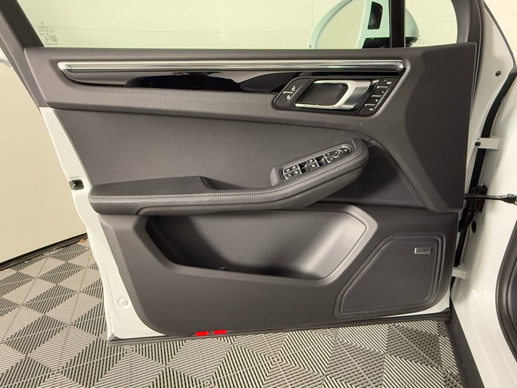 New 2026 Porsche Macan image 25