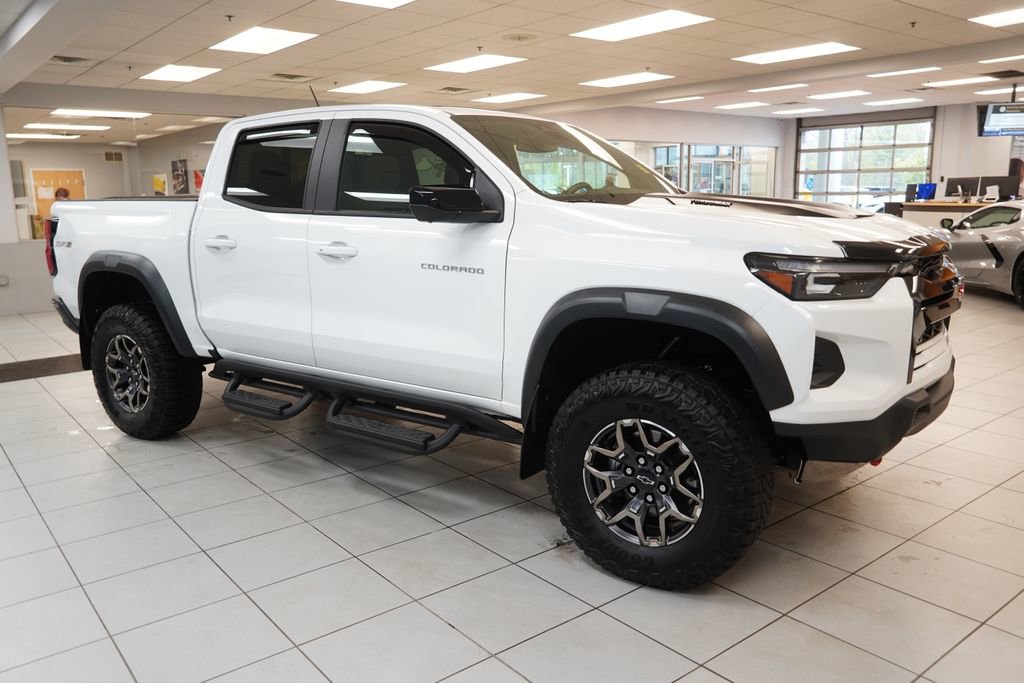 Used 2025 Chevrolet Colorado ZR2 w/ Technology Package AWD/4WD image 15