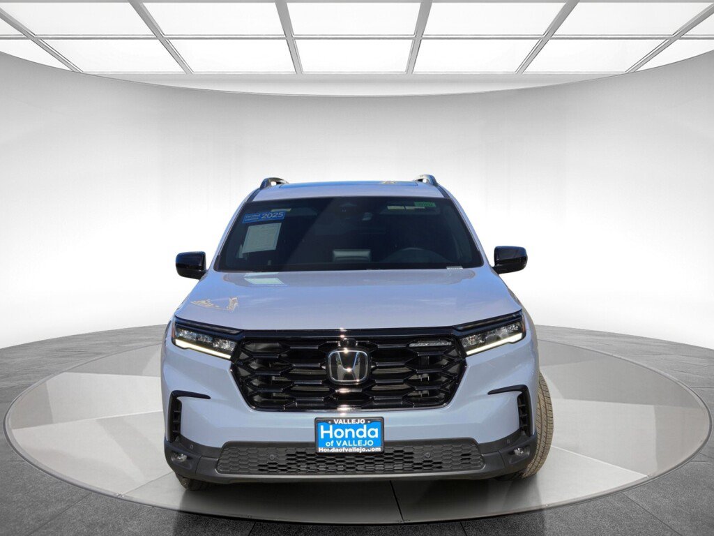 Certified 2025 Honda Pilot Black Edition image 8