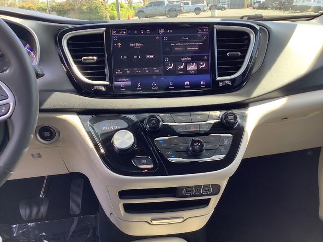 Used 2023 Chrysler Pacifica Touring-L image 17