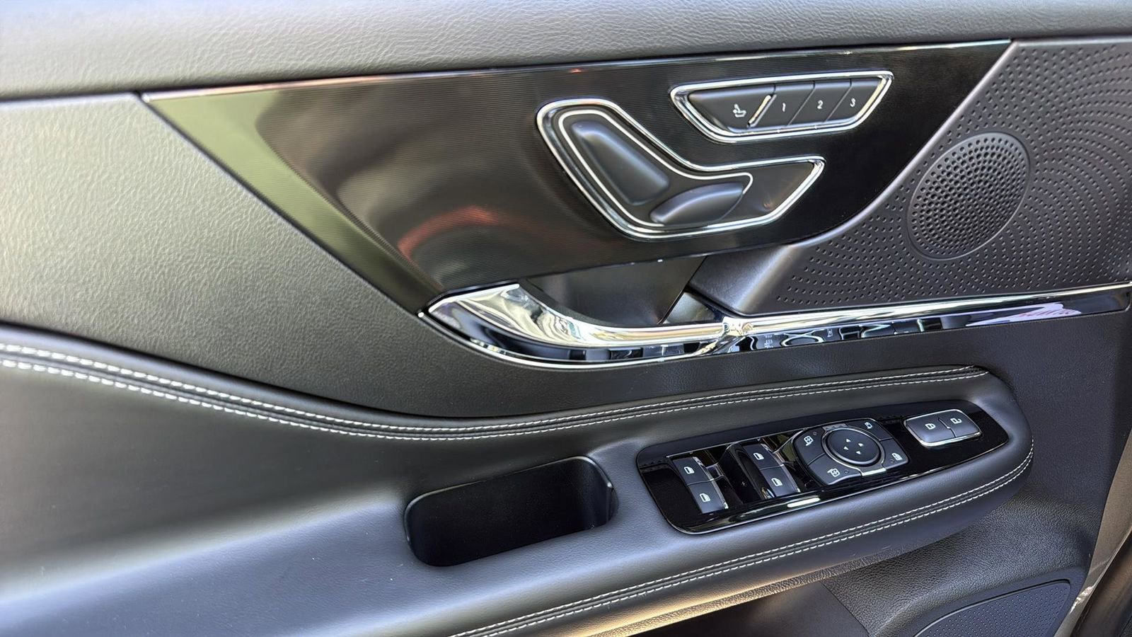 Certified 2024 Lincoln Corsair FWD image 12