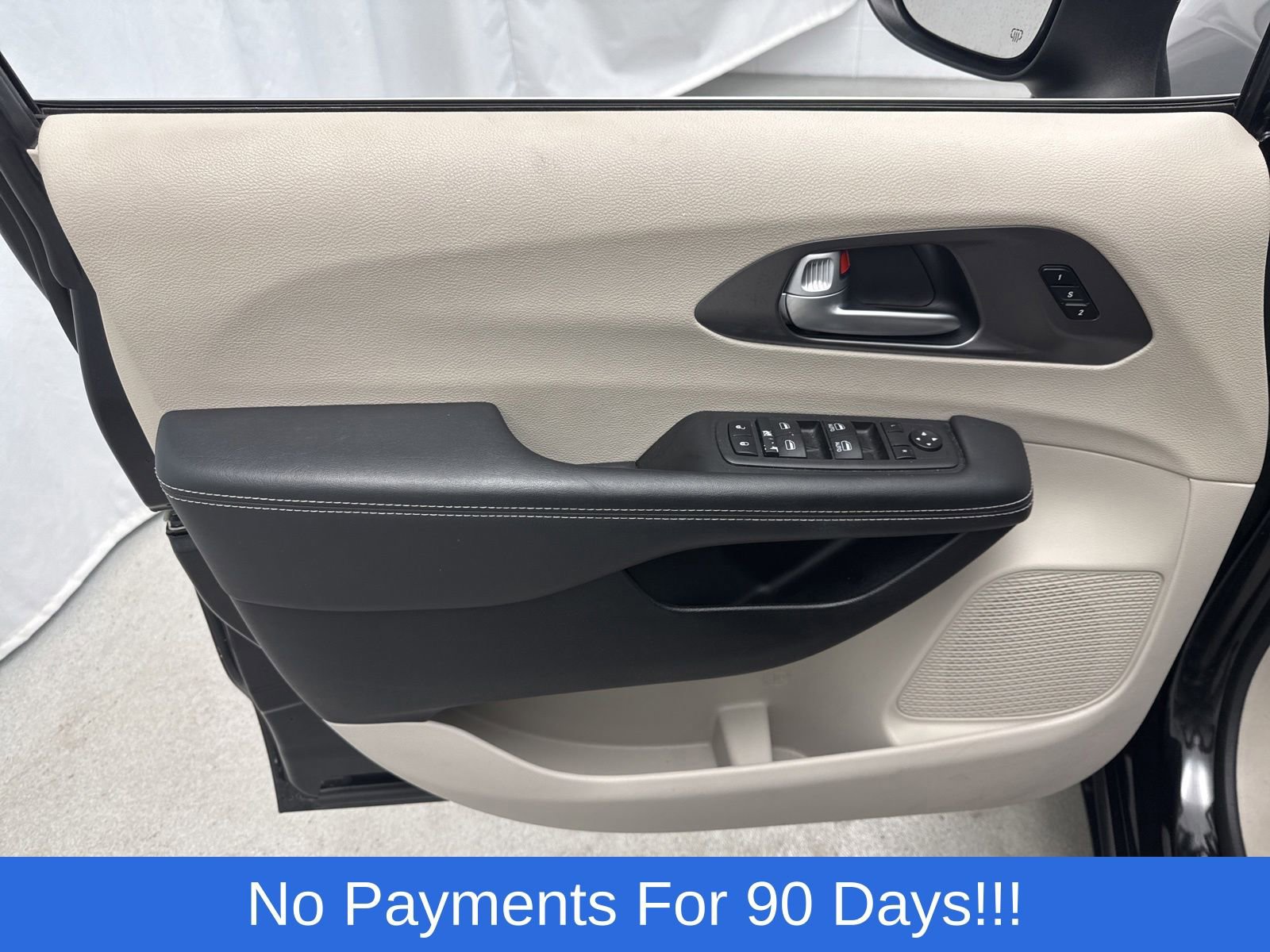 Used 2023 Chrysler Pacifica Touring-L FWD image 13