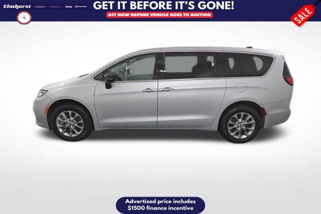 Used 2024 Chrysler Pacifica Touring-L image 2
