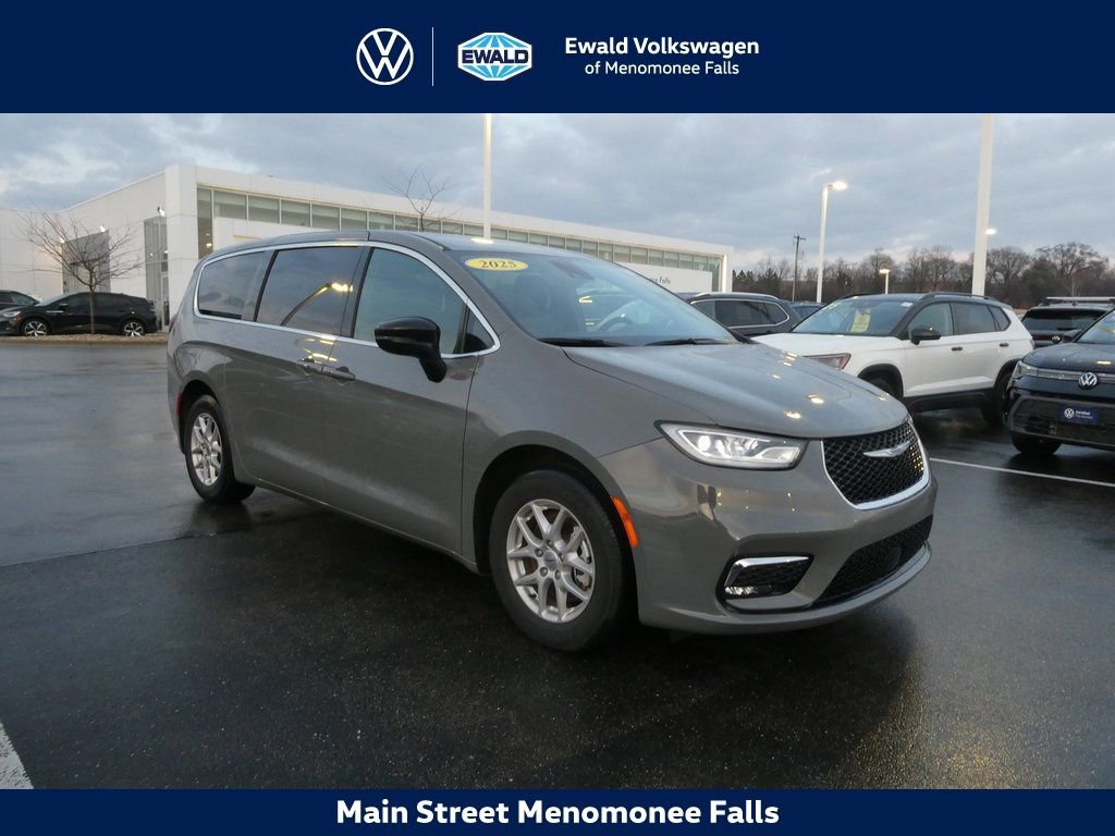 Used 2025 Chrysler Pacifica Select