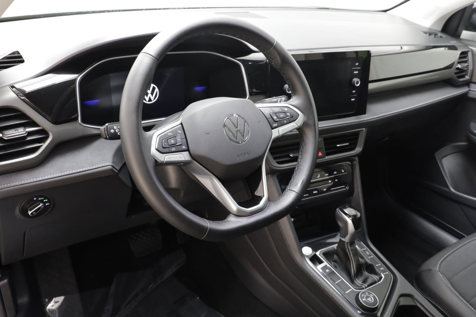 Used 2025 Volkswagen Taos SE image 7