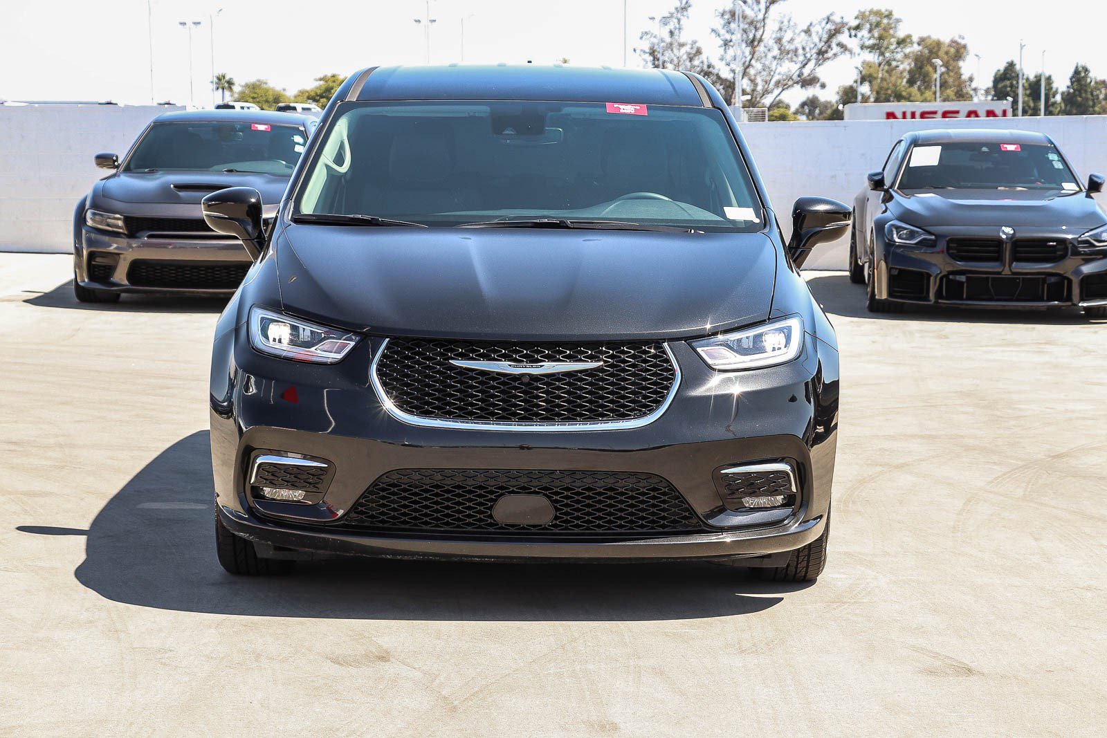 Used 2022 Chrysler Pacifica Touring-L FWD image 2
