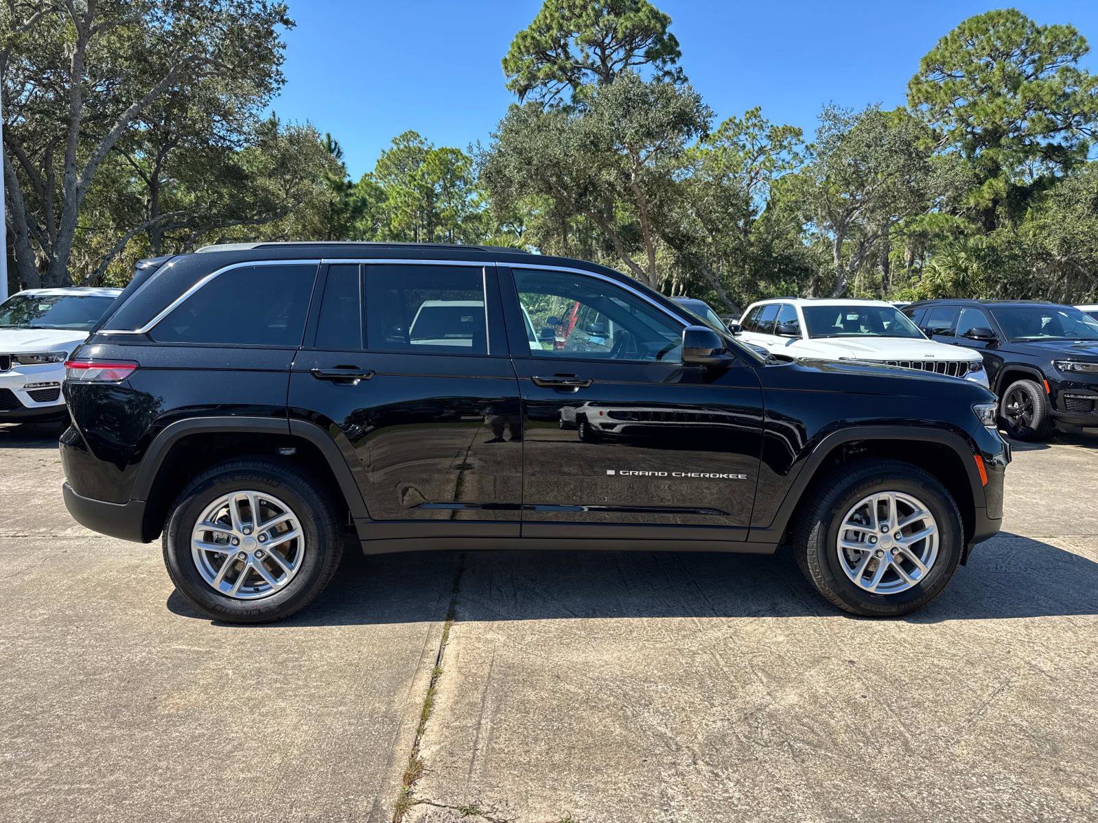 New 2025 Jeep Grand Cherokee 4WD image 2