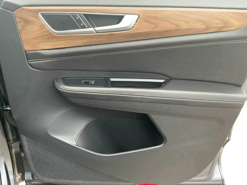 Used 2025 Volkswagen Atlas SE image 16