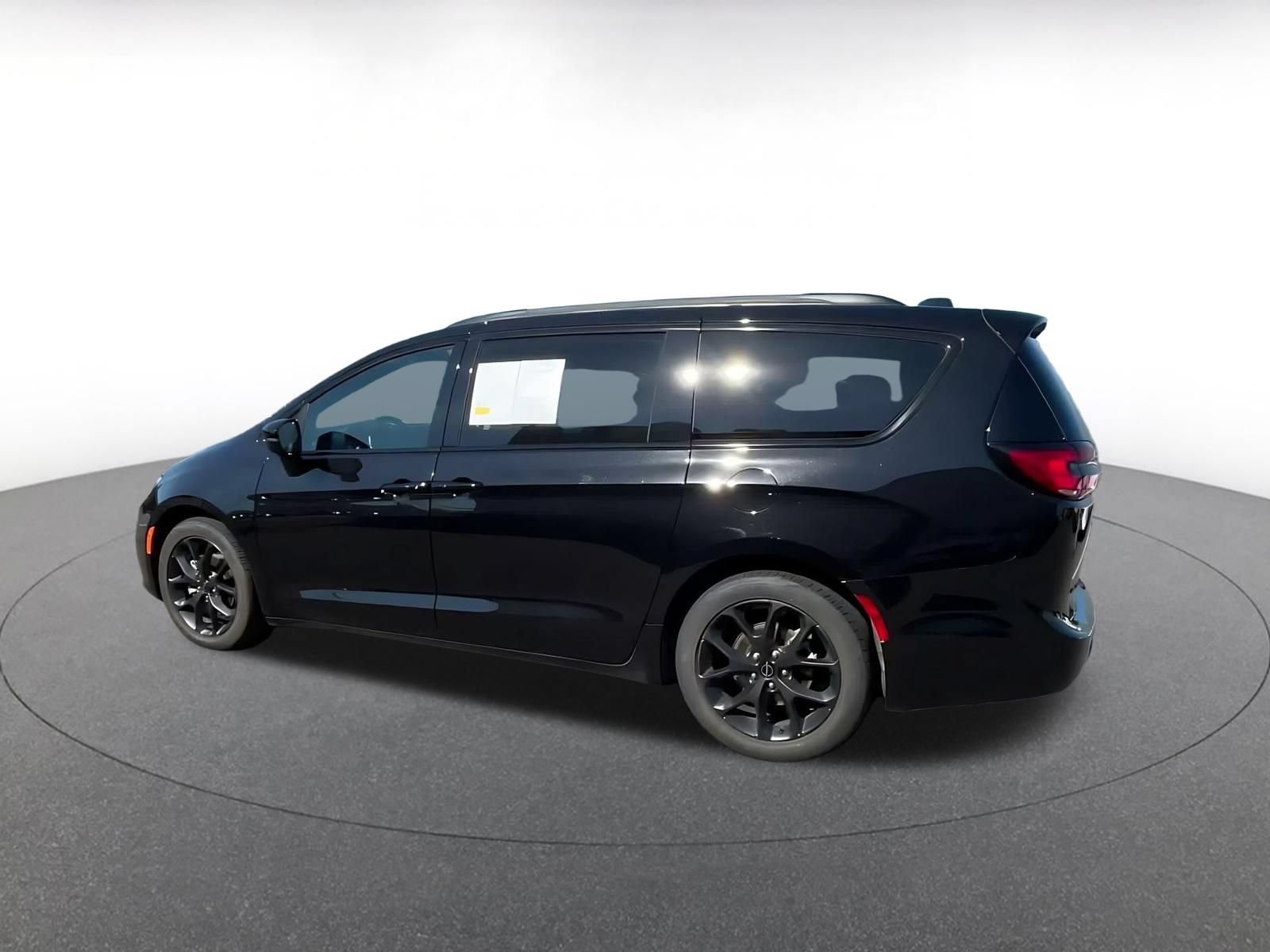 Used 2025 Chrysler Pacifica Limited FWD image 9