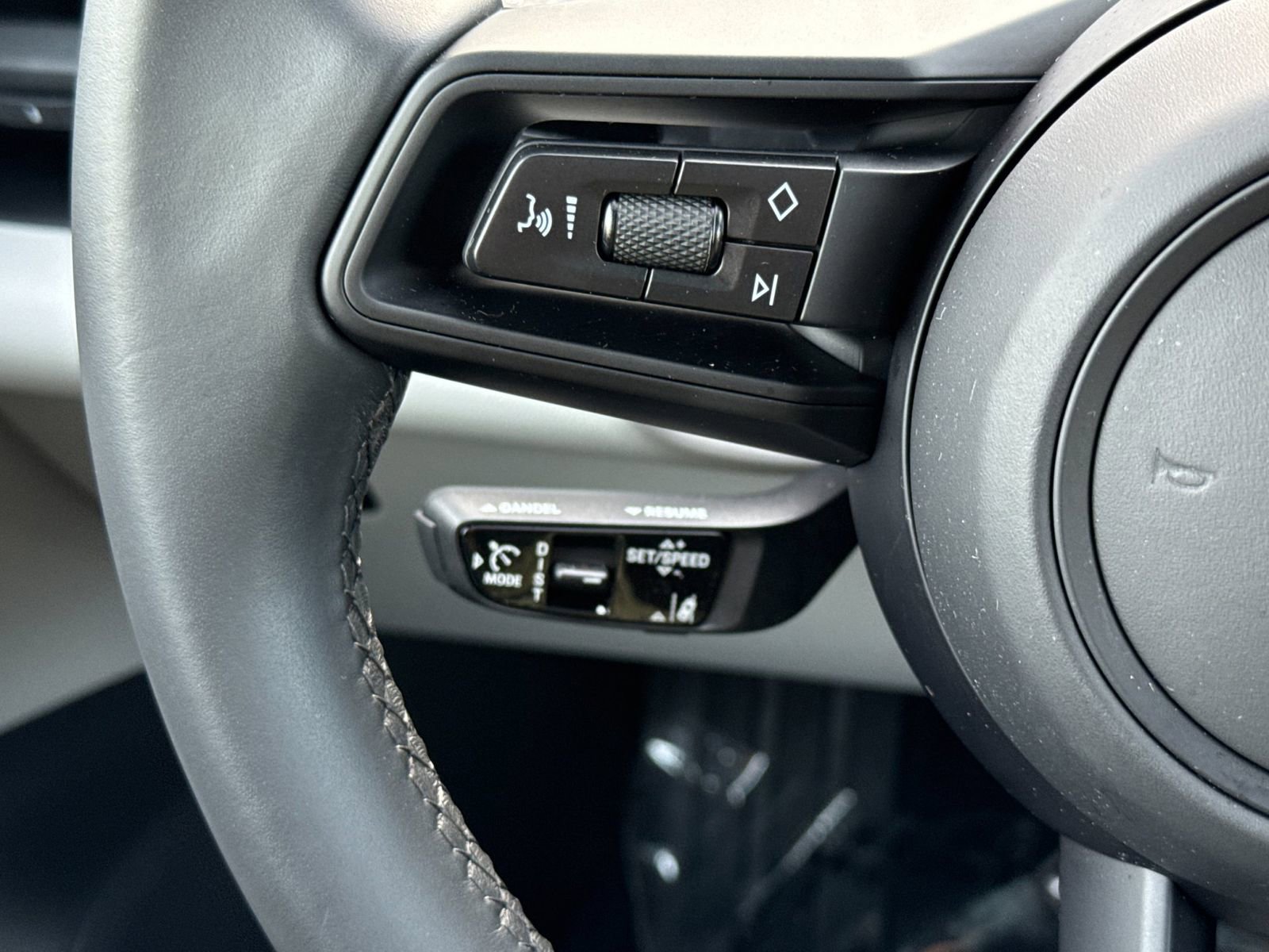 Certified 2025 Porsche Macan Electric RWD image 29