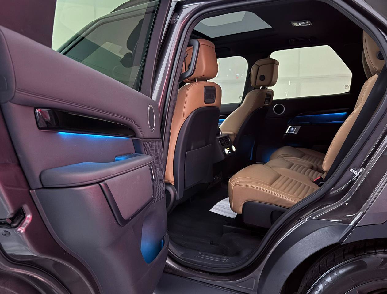 Used 2022 Land Rover Discovery S AWD/4WD image 19