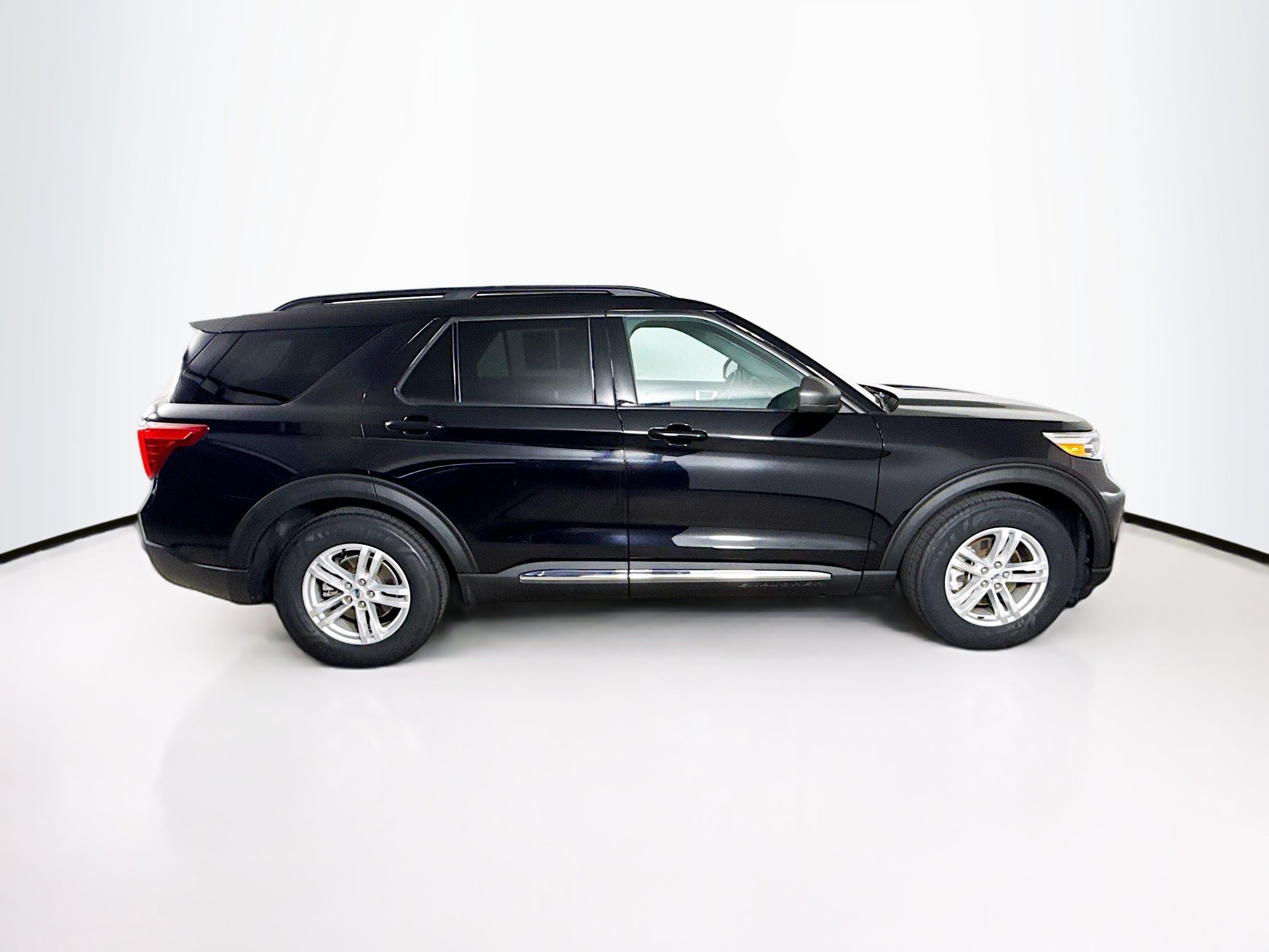 Used 2023 Ford Explorer XLT RWD image 2