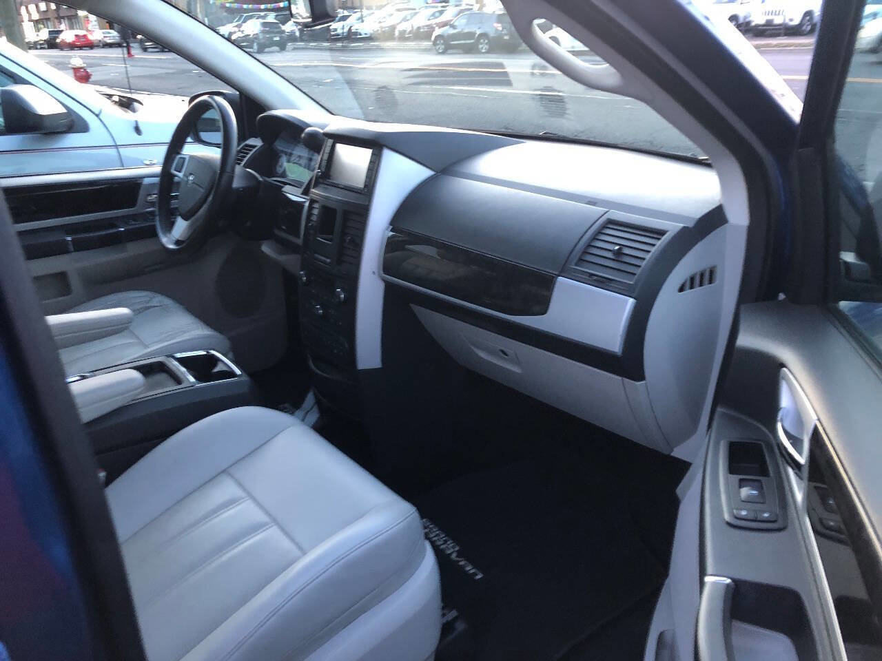 Used 2010 Dodge Grand Caravan SXT image 4