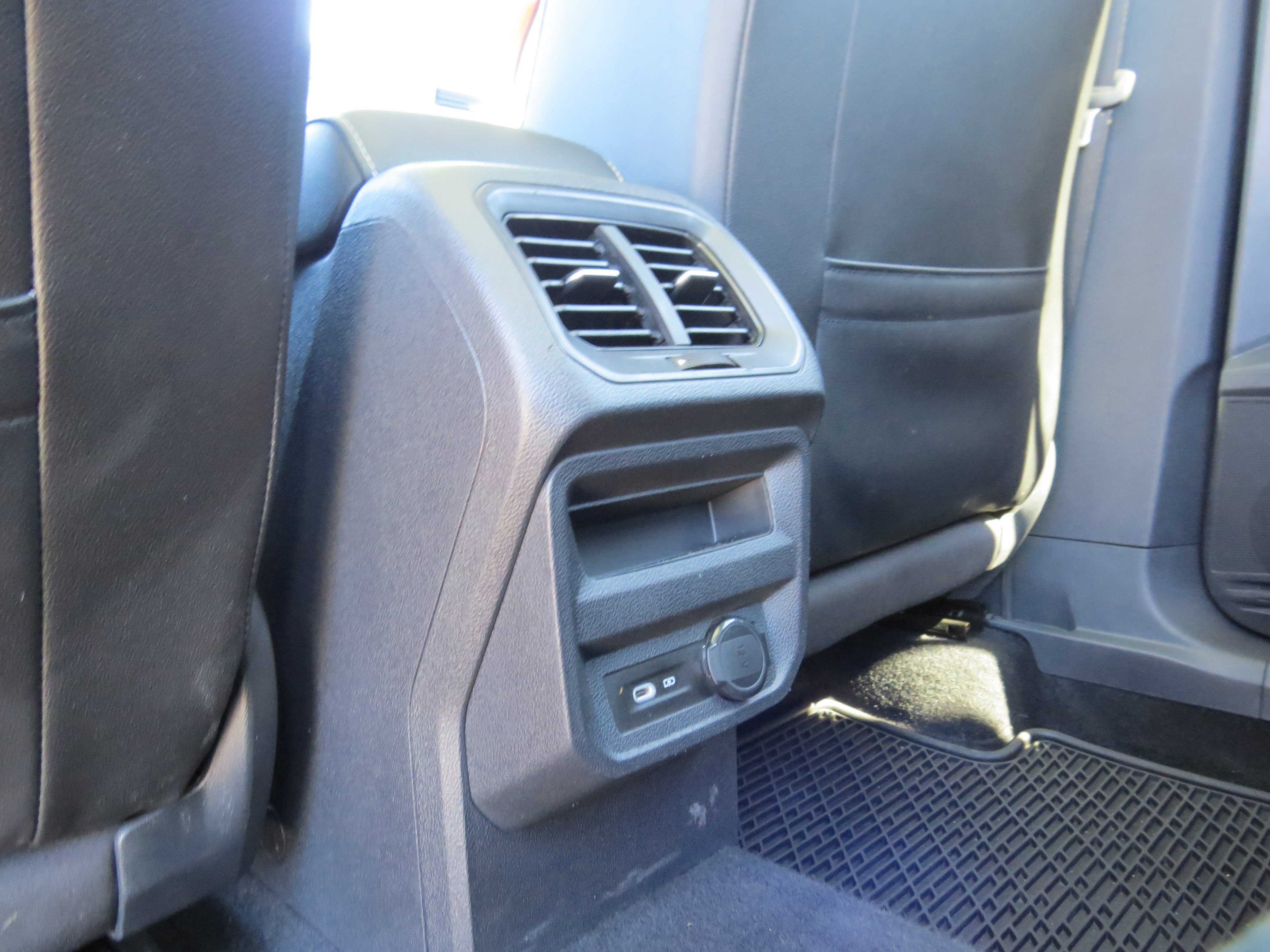 Used 2022 Volkswagen Tiguan SE w/ Panoramic Sunroof Package image 16