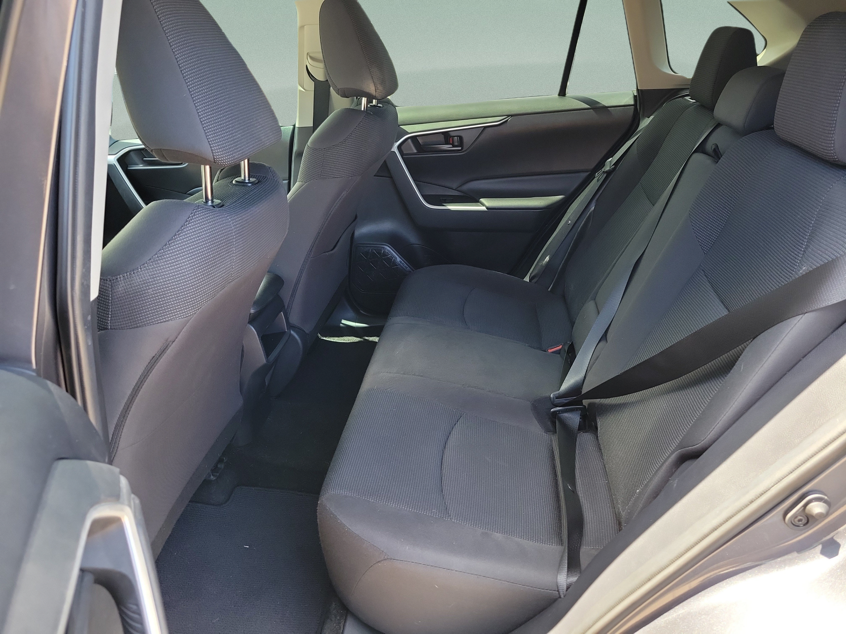Used 2019 Toyota RAV4 LE FWD image 9
