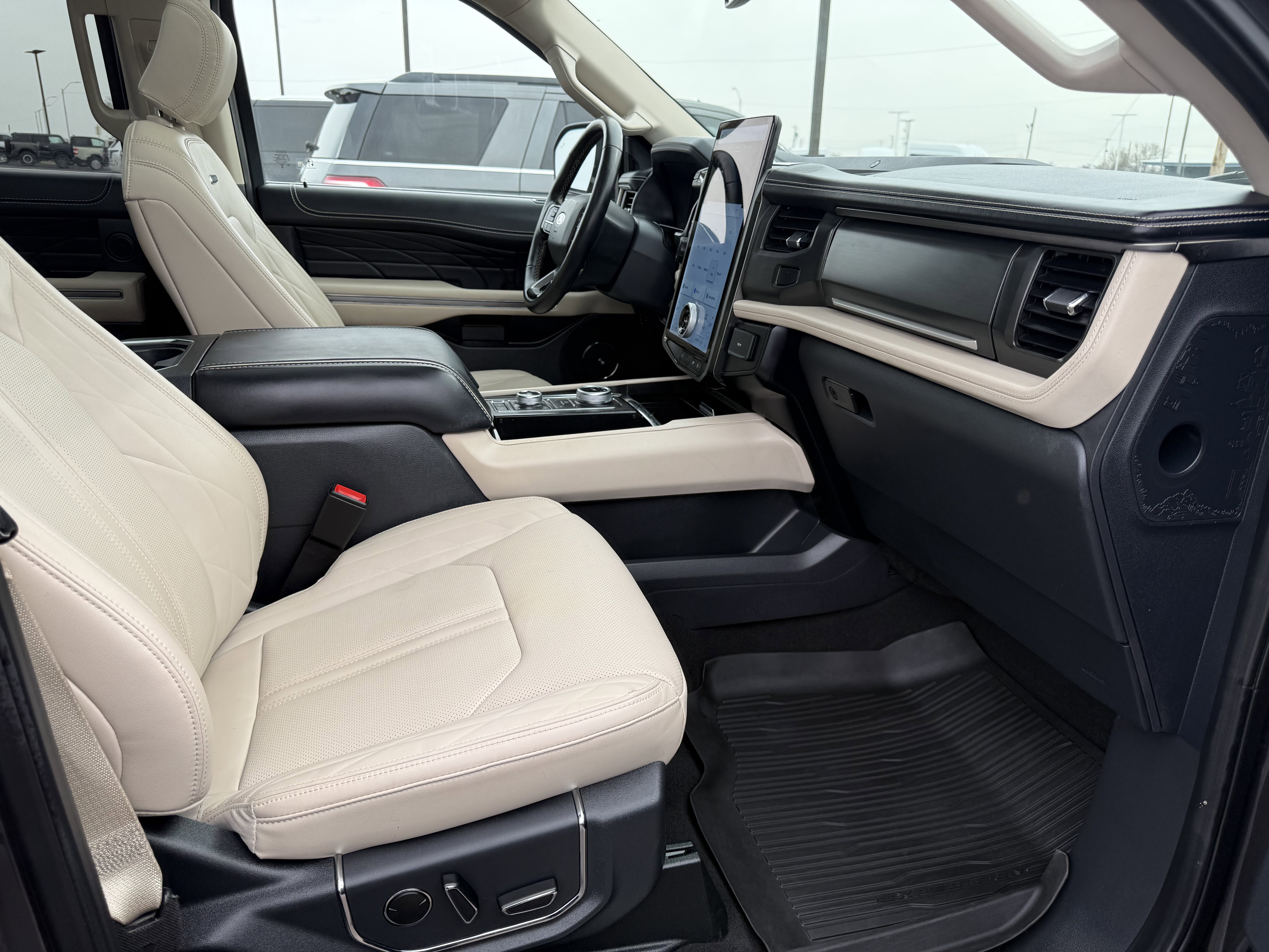 Used 2024 Ford Expedition Platinum image 10
