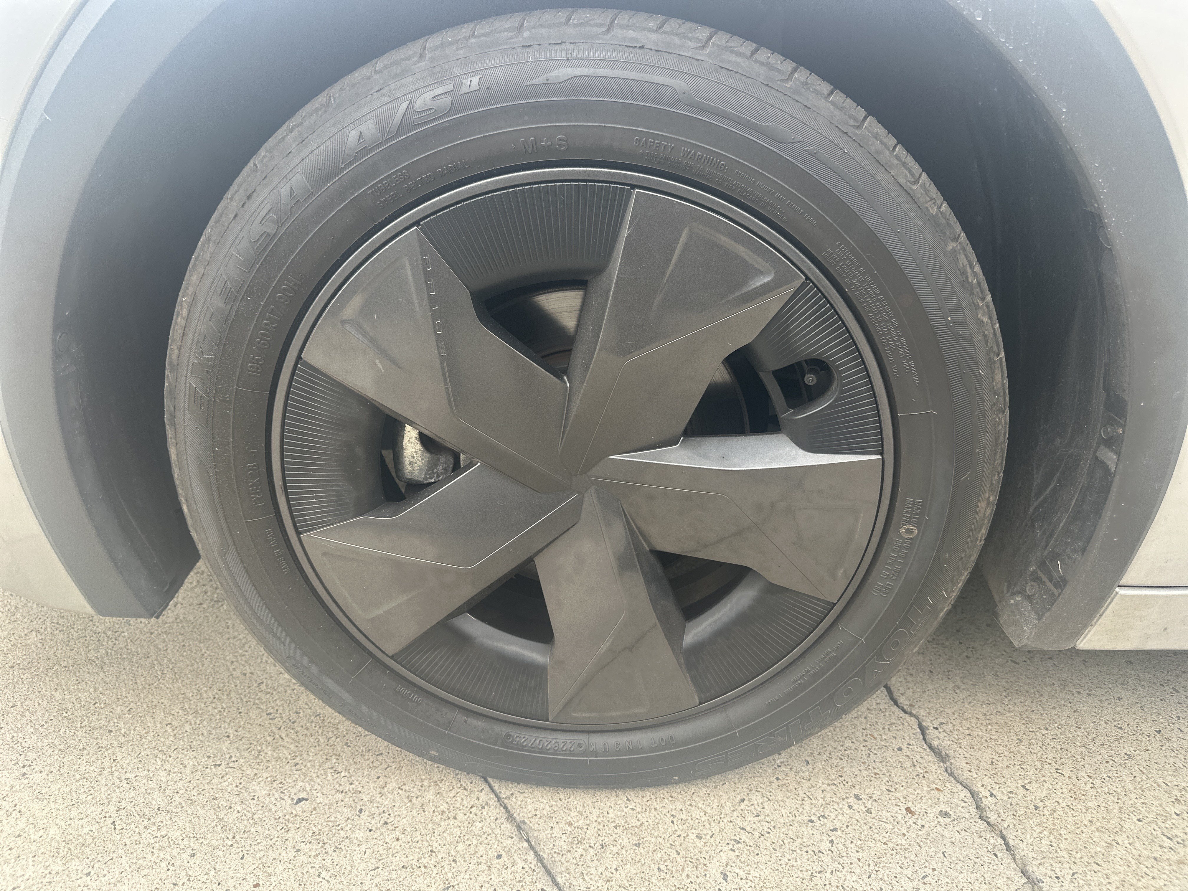 Used 2025 Toyota Prius LE FWD image 30
