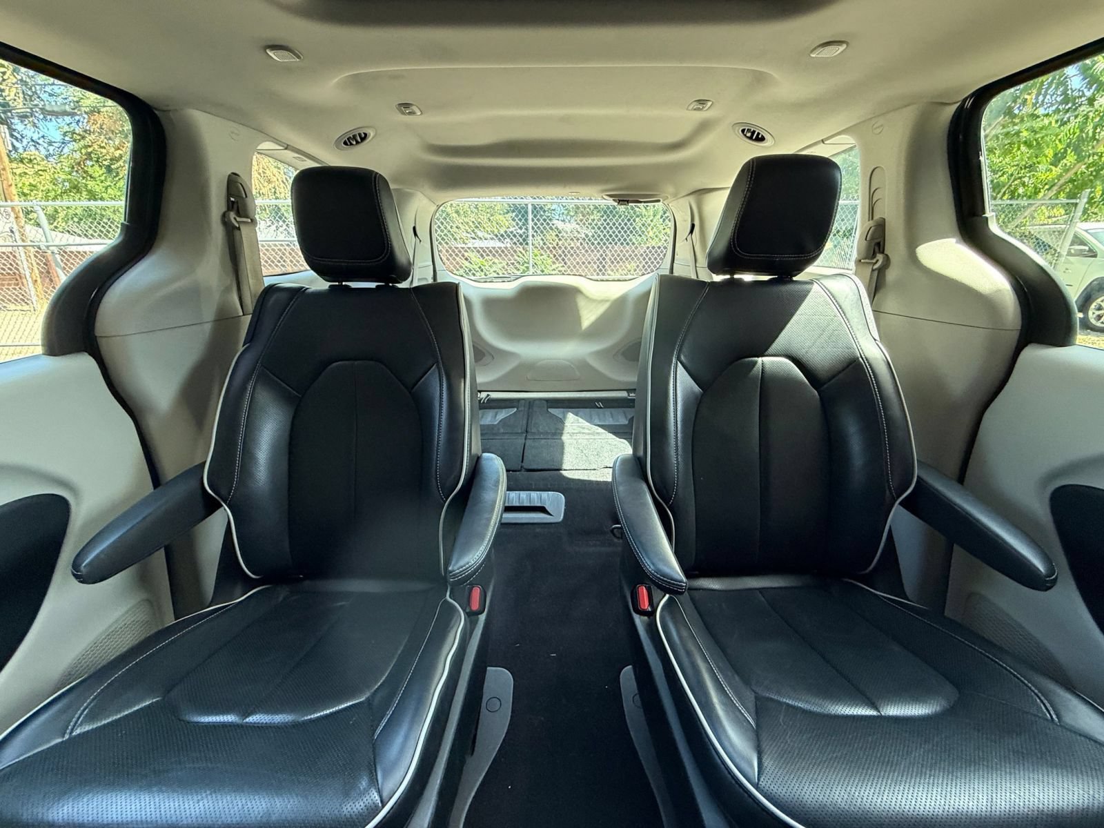 Used 2023 Chrysler Pacifica Limited FWD image 39
