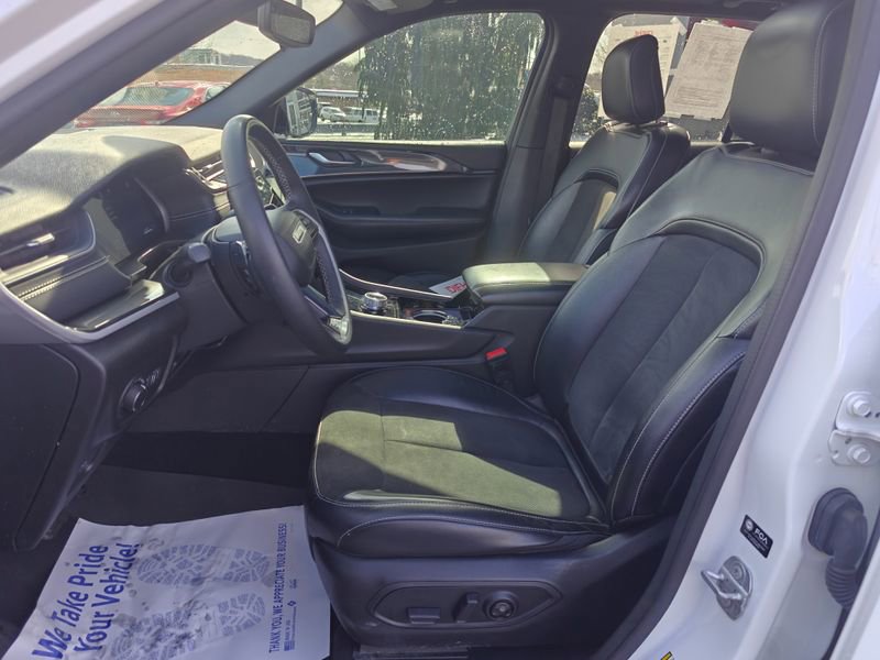 Used 2023 Jeep Grand Cherokee Altitude image 11