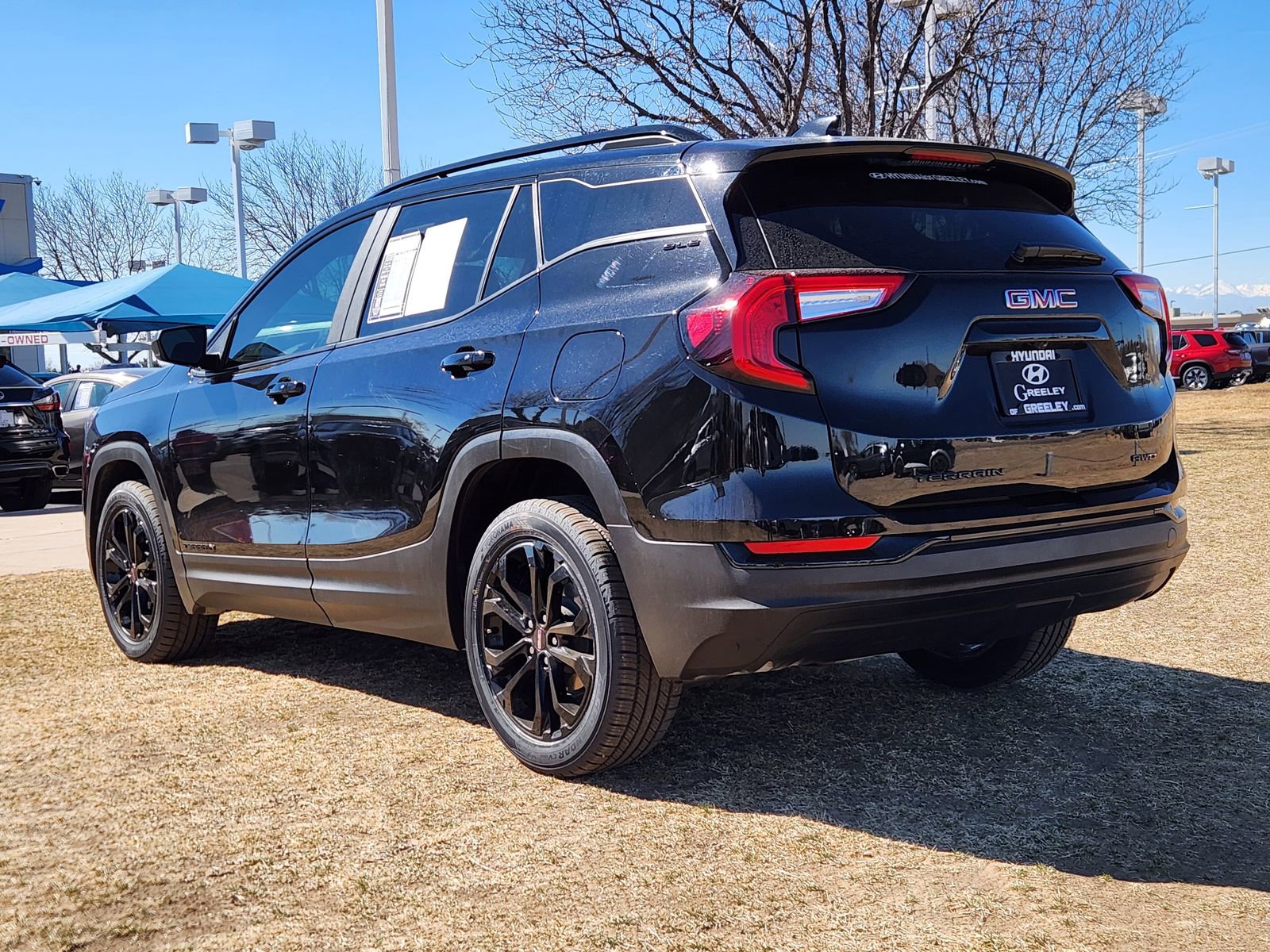 Used 2022 GMC Terrain SLE w/ Driver Convenience Package image 3