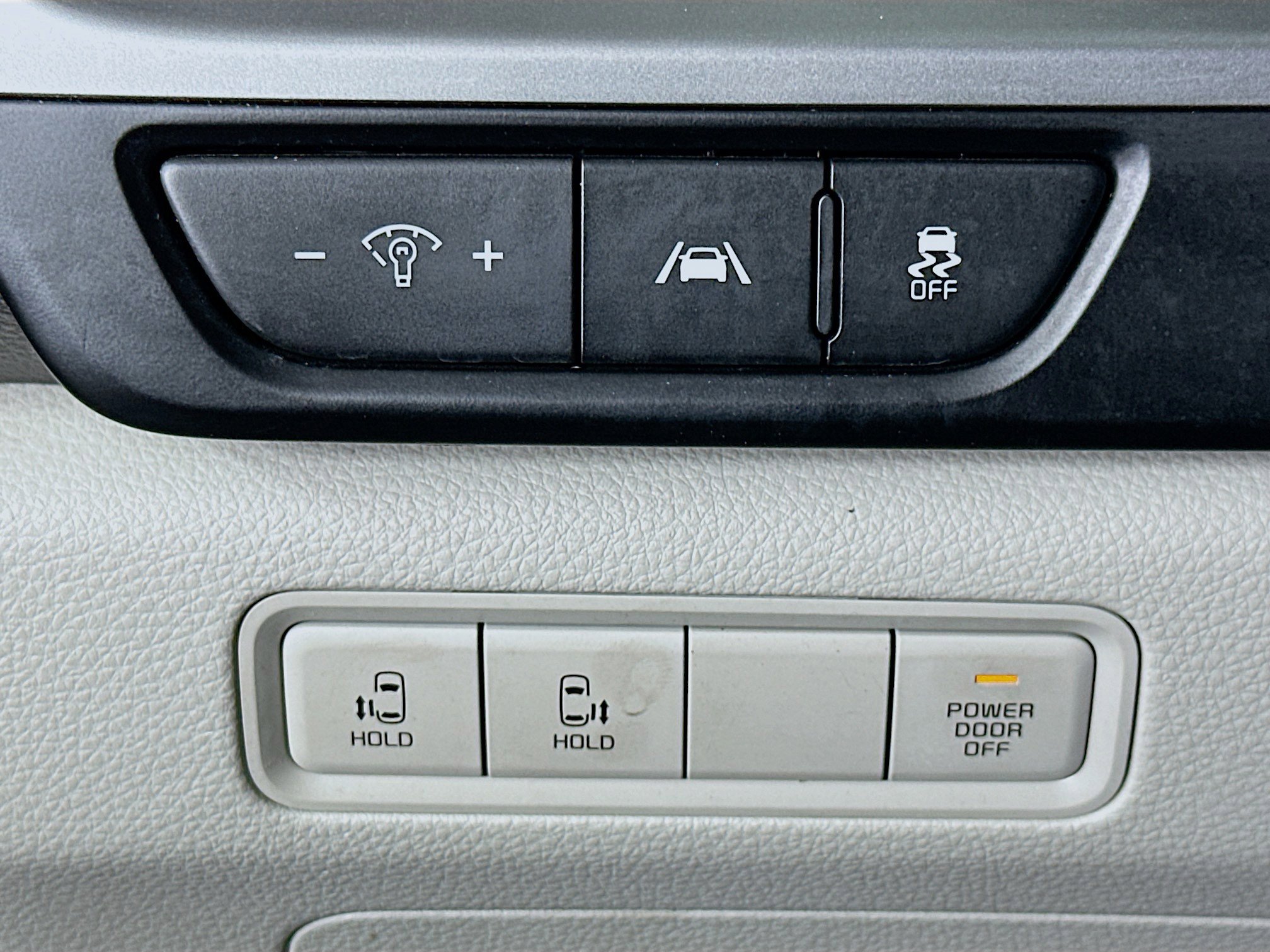 Used 2024 Kia Carnival LX image 17