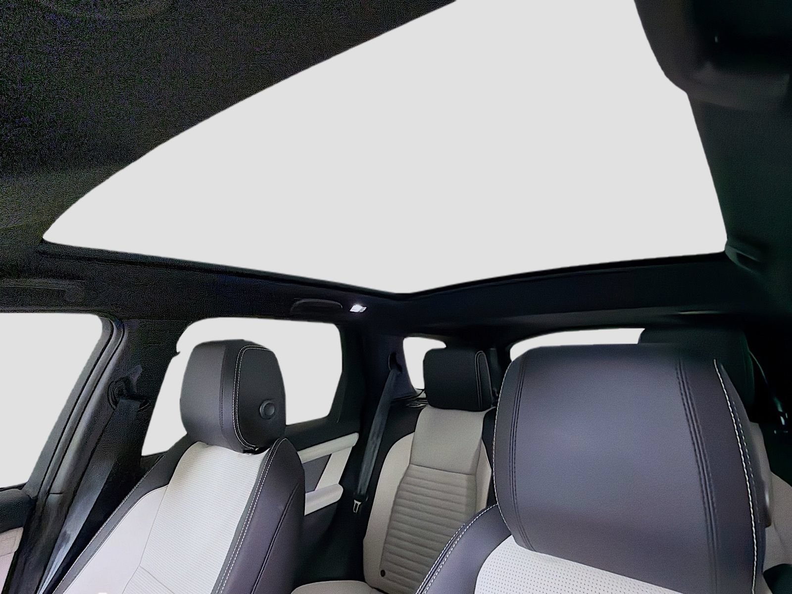 Certified 2025 Land Rover Discovery Sport Dynamic SE AWD/4WD image 9