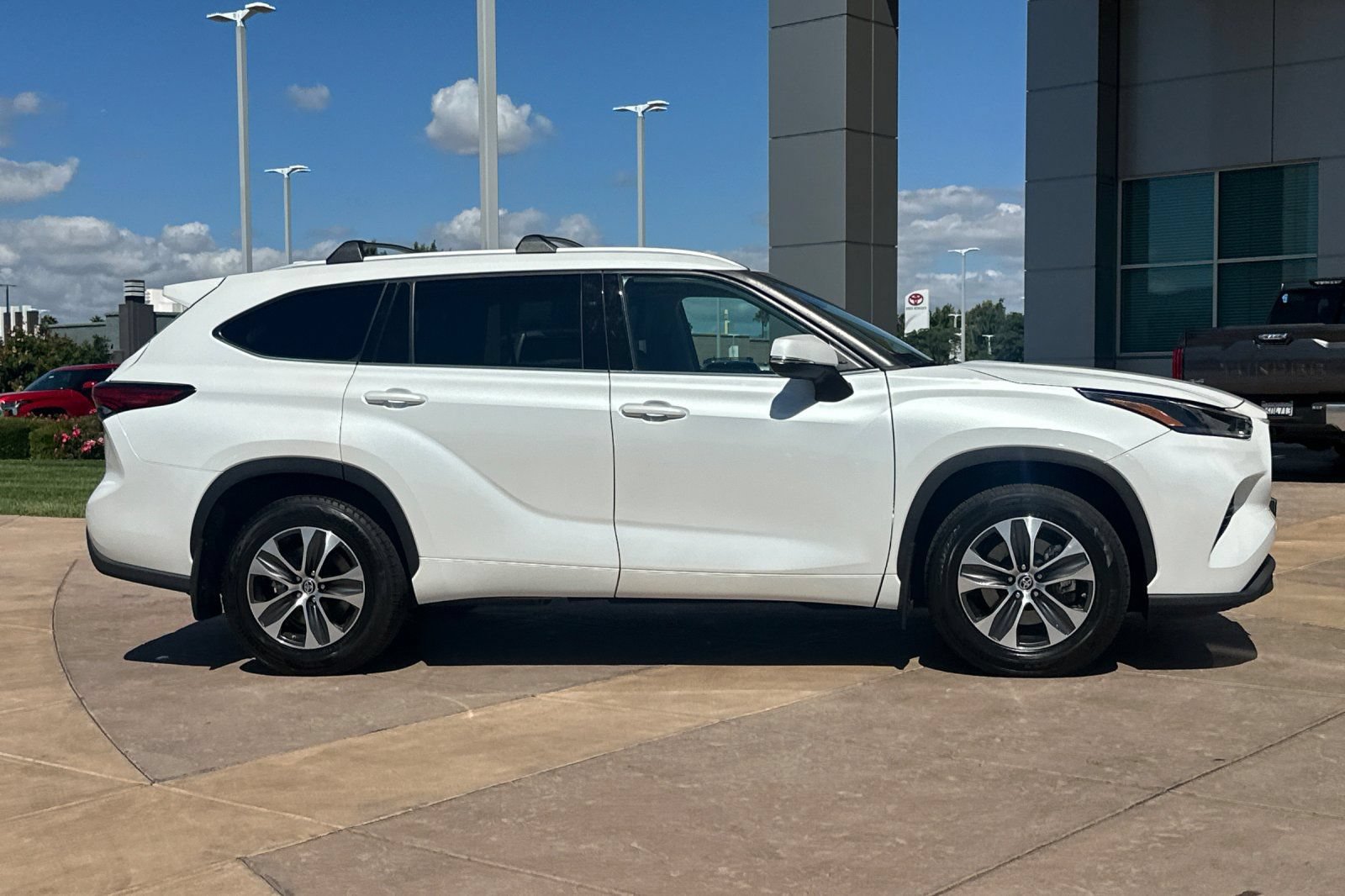 Used 2022 Toyota Highlander XLE FWD image 3