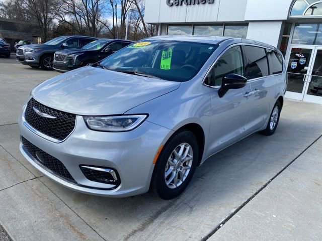 Used 2024 Chrysler Pacifica Touring-L FWD image 9