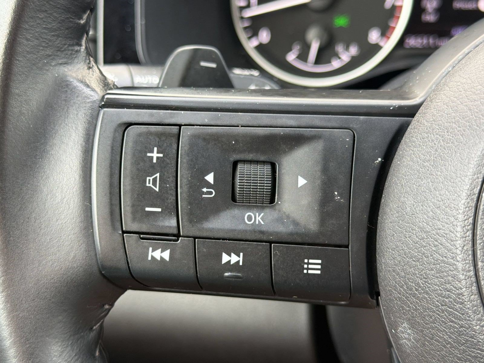 Used 2025 Nissan Pathfinder SV AWD/4WD image 17