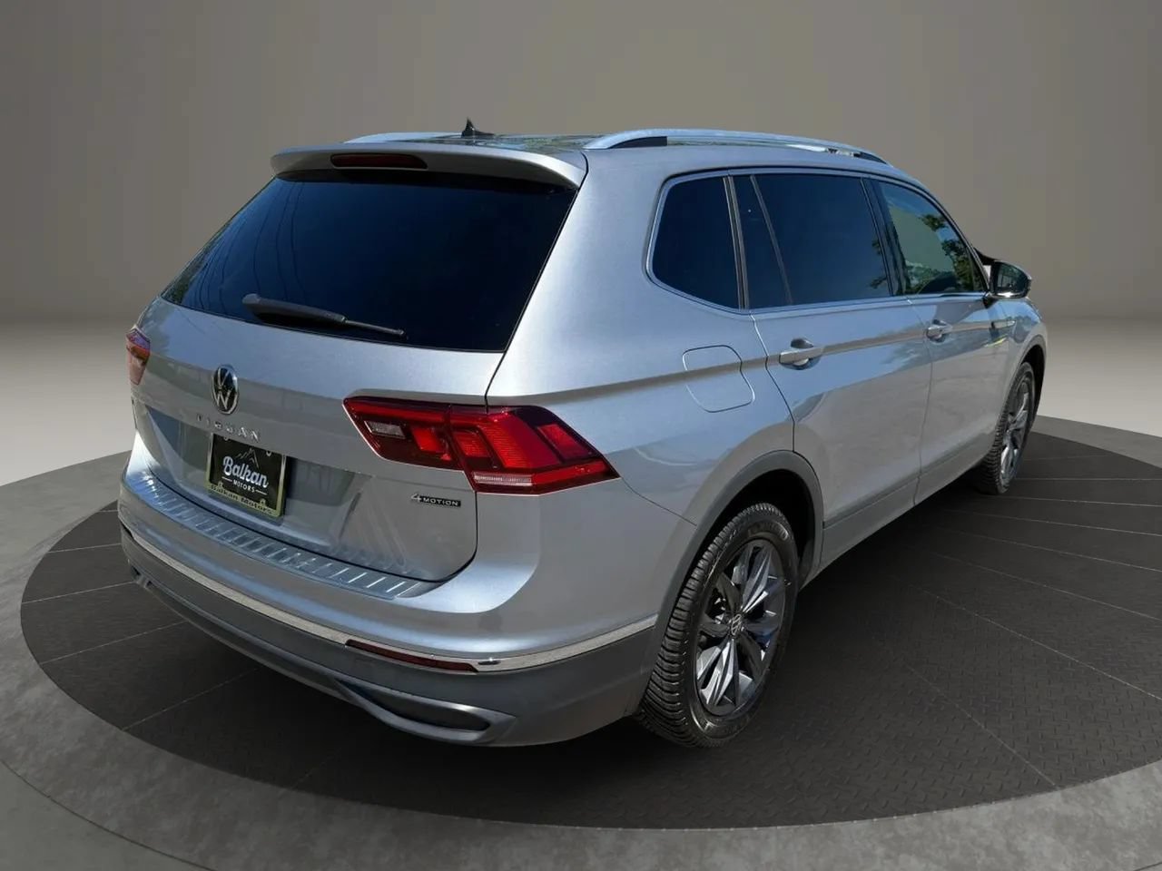 Used 2022 Volkswagen Tiguan SE AWD/4WD image 4
