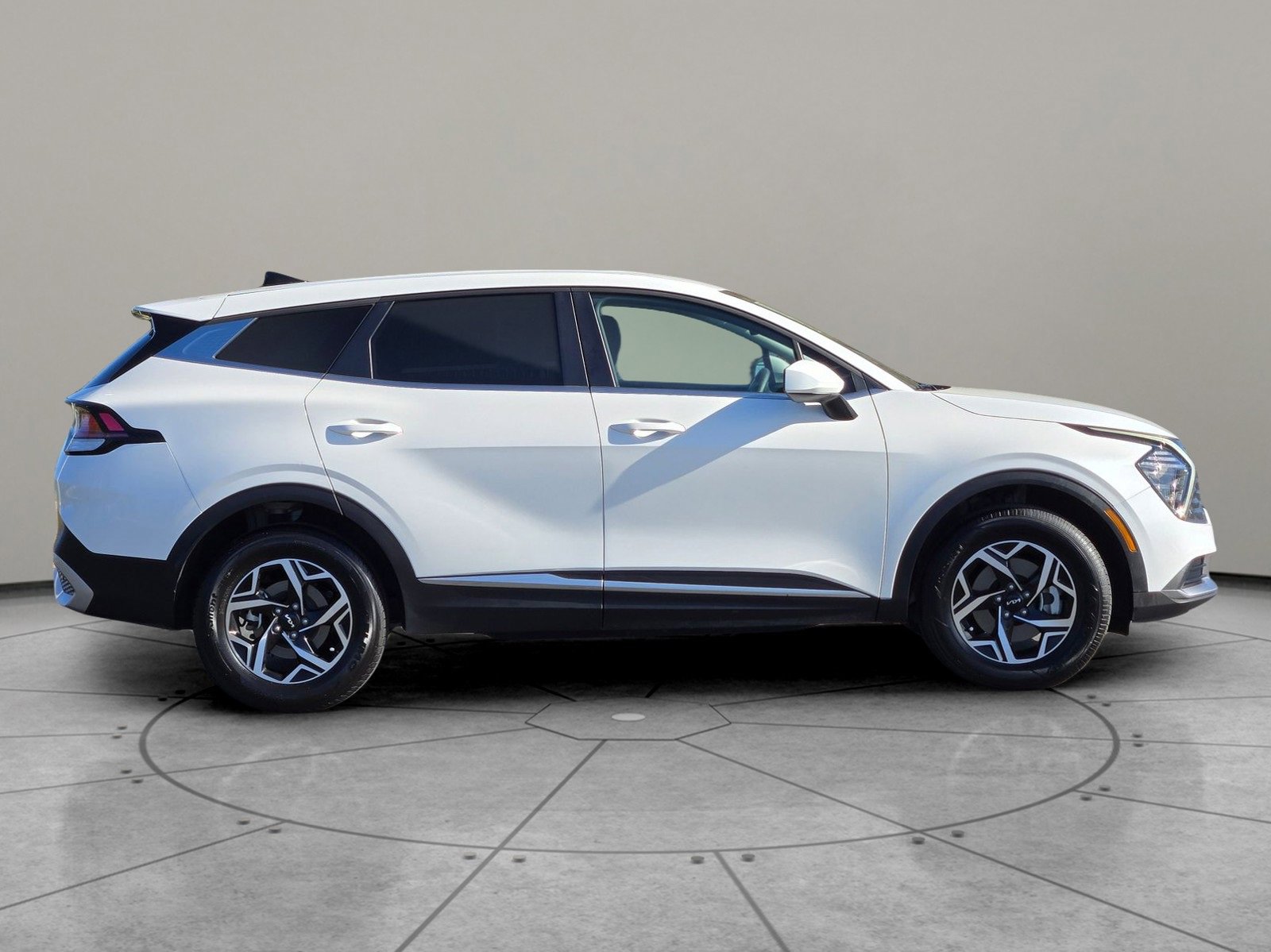 Used 2024 Kia Sportage LX image 3