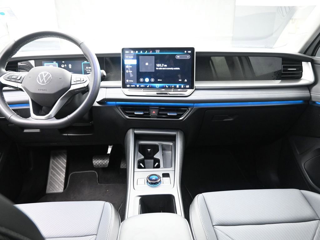 Used 2025 Volkswagen Tiguan SE image 9