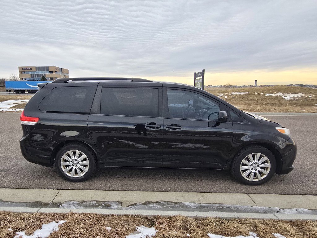 Used 2014 Toyota Sienna XLE image 6
