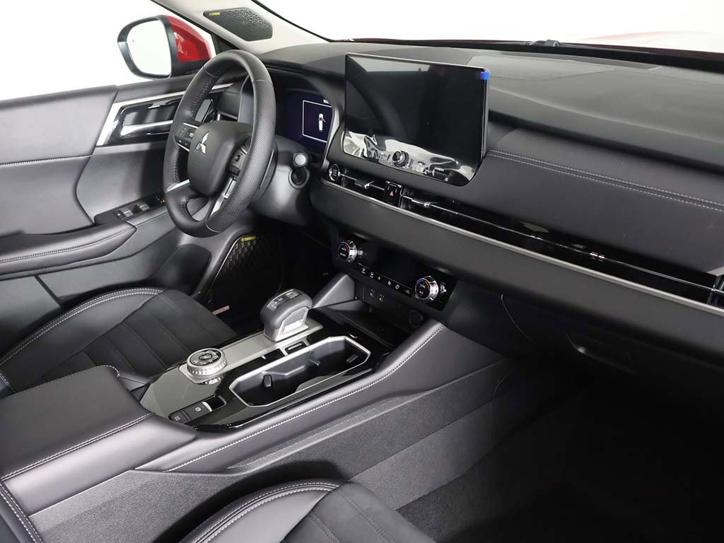 New 2025 Mitsubishi Outlander SE image 32