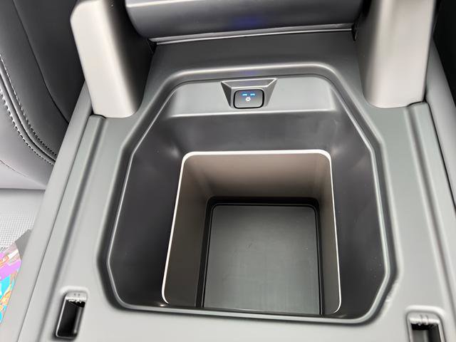 New 2026 Land Rover Defender 110 OCTA image 32