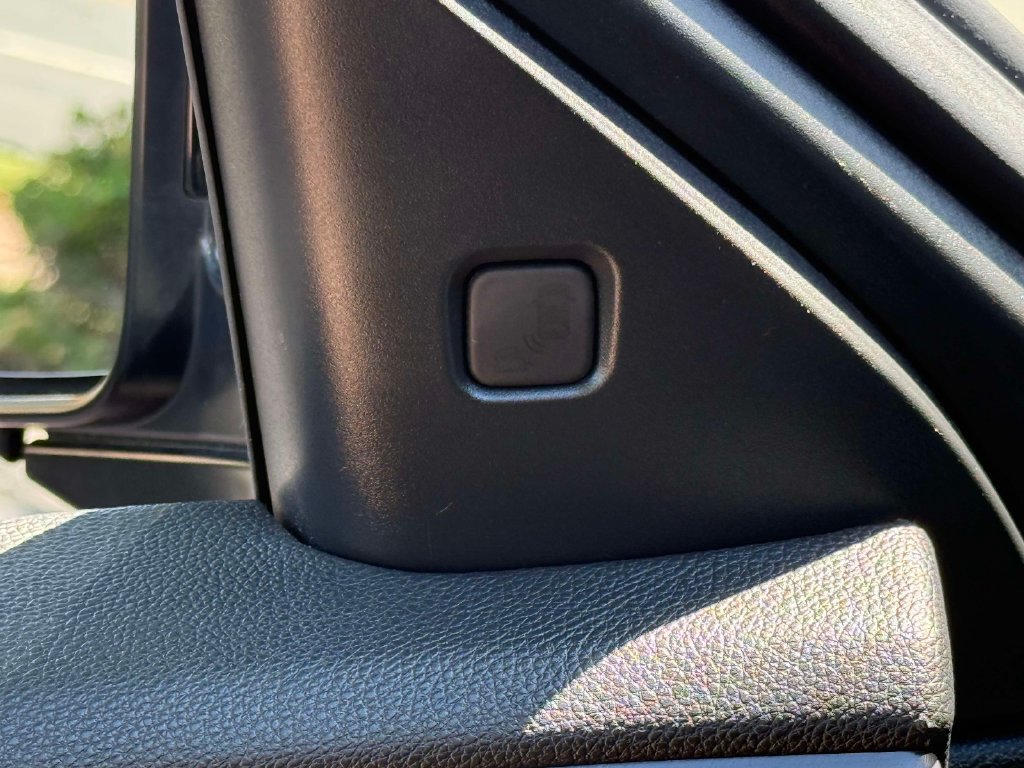 Used 2025 Acura RDX SH-AWD image 17