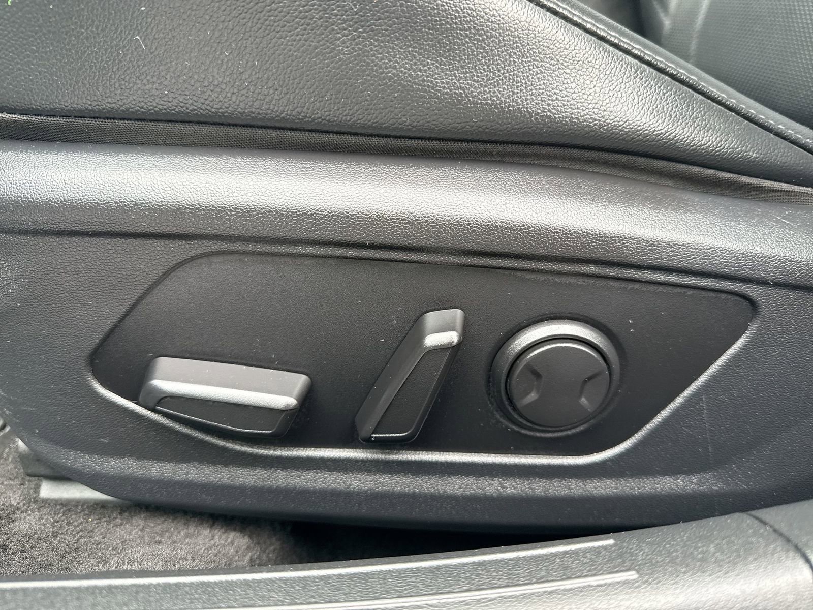 Used 2023 Hyundai Elantra Limited w/ Preferred Accessory Package image 13