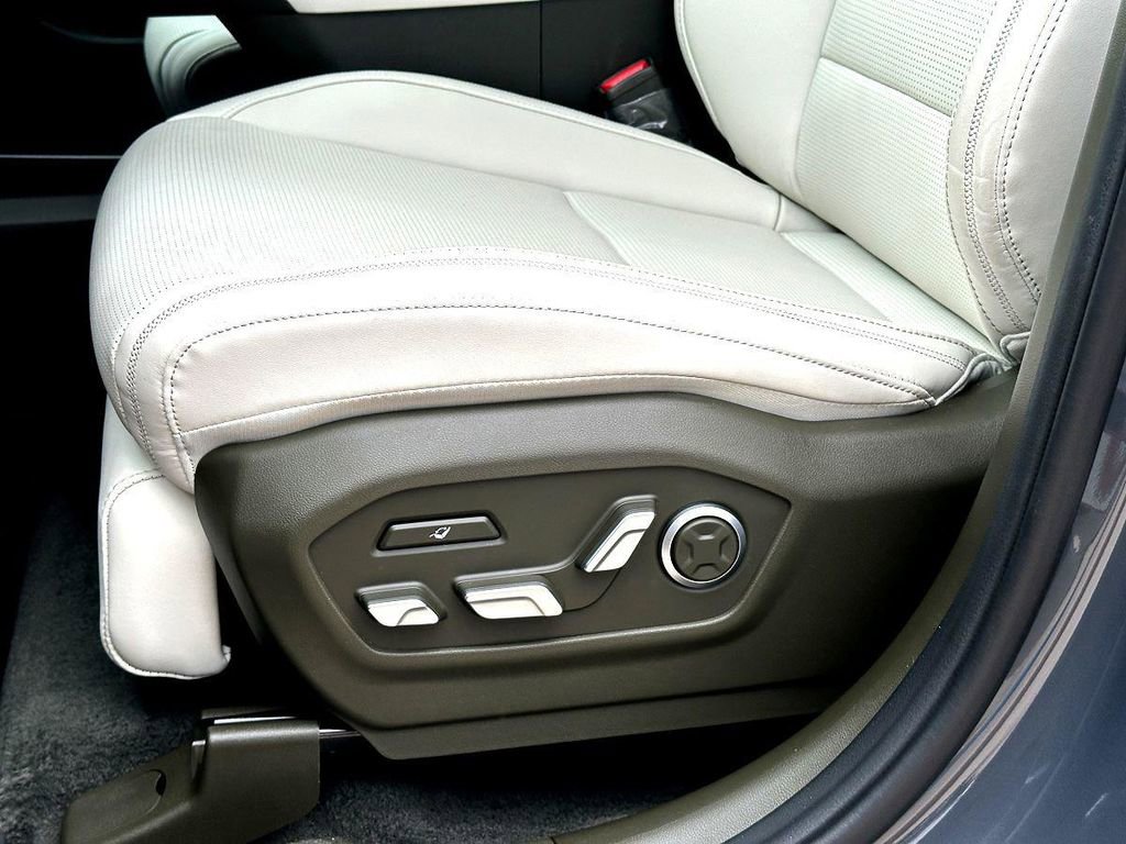 Used 2025 Hyundai Santa Fe Calligraphy FWD image 15